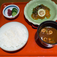 三田ばさら 本店 - トマトすきやき膳のご飯・赤出汁・お新香・小鉢