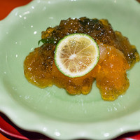 三田ばさら 本店 - 小鉢（平目の昆布〆とワカメ ジュレポン酢載せ）