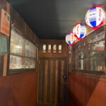 鉄皿ギョーザ ちょい - 低い扉をくぐれればそこは昭和感漂う酒場