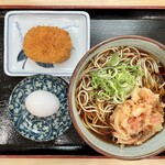 西新宿五丁目駅 そば家 - 紅生姜天そば（450円）＋温泉玉子（100円）＋コロッケ（120円）