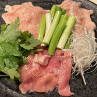 焼肉 しんうち 神楽坂 - もつしゃぶ
                    塩ホルモン(ギャラ)、ちょうちょ(コプチャン)、しまちょう(テッチャン)