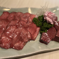 焼肉 しんうち 神楽坂 - 黒毛和牛タン、厚切りハツ