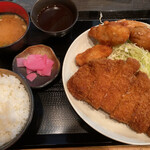さくとん - 上ロースカツ定食８９０円＋からあげ四個２００円