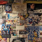 スポーツ居酒屋KITEN! - 店内はスポーツのタオルマフラーやポスターでいっぱいです