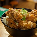 スポーツ居酒屋KITEN! - 鶏の唐揚げ丼もボリューミーで人気です。