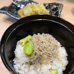 Uguisuya - 日替わり土鍋ごはん 550円（焼売風蒸しロールキャベツと空豆ごはん、ちりめん山椒のせ）