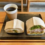 Park South Sandwich - ローストポークと明太高菜のサンドイッチ、塩キャラメルと白桃のクリームサンドイッチ、コーヒー 赤銅（深煎り）S