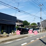 DINING CAFE LIBEL - 店舗の向こう側に駐車場。うえきが来店した際は満車