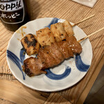 焼とり焼とん煮込み 濱横酒場 串兵衛 - カシラとシロの味噌焼き　一本180円