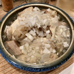 焼とり焼とん煮込み 濱横酒場 串兵衛 - 牛モツ塩煮込み490円