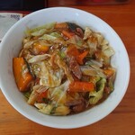 スタミナラーメン三四郎 - スタミナ冷やしダブル（麺２玉）920円　配膳時の画像