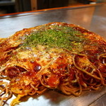 広島選抜 - 肉玉マヨそば　+そばＷ　ダイナミクス！！　この生地からはみだした所がこんがりでまた美味しい！　