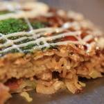 広島選抜 - 一枚のお好み焼きであっても、厚さ・はみ出し具合によって、箇所により　微妙に味が違うのがまたイイ！！