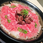 横浜 うしみつ - 海鮮出汁で炊き上げたパエリアにサーロインとヒレをトッピング。ニンニク醤油を回しかけて混ぜ混ぜ混ぜ