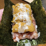 横浜 うしみつ - 丸山の海苔で巻いた近江牛のバラユッケ肉と根室のウニ。トッピングは広島の企業の淡雪塩です