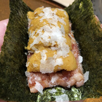 横浜 うしみつ - 丸山の海苔で巻いた近江牛のバラユッケ肉と根室のウニ。トッピングは広島の企業の淡雪塩です
