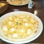 雪詩慕雲 - チーズとハチミツのピッツァ、奥はパンケーキ。