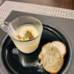 ル・クロ - アミューズ　(とうもろこしの冷製スープにコンソメジュレ、茄子のペースト)