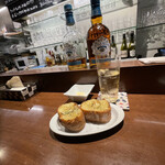 マルゴセカンド - ガーリックトーストとミズナラハイボール