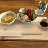 天ぷら新宿つな八 大丸東京店 - とうもろこし豆腐　刺身(鯛、まぐろ)