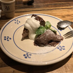 トラットリア ピエトラ ビアンカ - クルミ入りバスク風チーズケーキ、チョコレートアイス添え