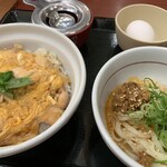 なか卯 - 夜セットの親子丼（並）と冷やし担々うどん（小）です。（2022年６月）