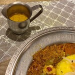 旧ヤム鐵道 - おちょこみたいな器のタイヤムカレーを皿のカレーにふりかけると､味がガラッと変わる！
      最初は強烈な酸味と辛さで､後味が独特の香草…
      おそらくはパクチー｡