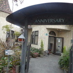 ANNIVERSARY - お店の前