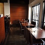 ジャムジャム - 窓際にテーブル席が並んでいます