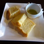 ジャムジャム - じゃがいもを生地に練りこんだ自家製フォカッチャには、オリーブオイルが添えられています