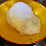 ぎおん徳屋 - もちを冷やしている氷はカキ氷用なので
      トッピングを少し残して氷にかけて食しても良い｡