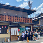 ぎおん徳屋 - 平日の昼ご飯時なのにこの行列 ((((；ﾟДﾟ)))))))！