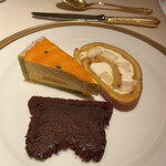 アピシウス - マンゴームースとガトーショコラとピーチパインとココナッツのロールケーキ