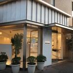 アテスウェイ - 夕方の外観