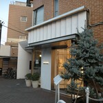 アテスウェイ - 夕方の外観