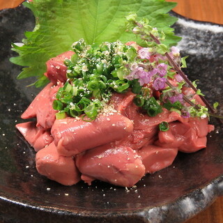 Motsunabe Ammei - 鶏レバ刺し
                        
                        丁寧に低音調理してるので安心、安全のレバ刺し。