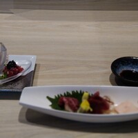 菅乃屋 銀座通り店 - 左馬肉ユッケとタタキ？、霜降り、赤みコーネ