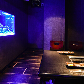 Private rooms with aquariums are popular! The calm interior of the store can be used for a variety of occasions.