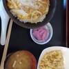 さくらの湯 - カツ丼と半チャーハン。カツ丼のカツは柔らかく食べやすい。漬け物、味噌汁付き。単品で半チャーハン380円も注文しました。