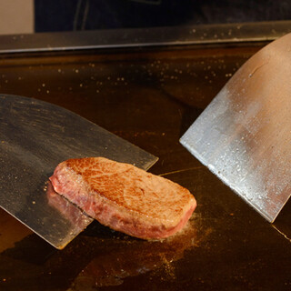 We mainly serve carefully selected Teppan-yaki, but our homemade obanzai is also popular.