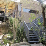 メディーナ - この階段から上がってお店に入ります（３月撮影）