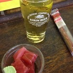 浅見本店 - 白ワイングラスとマグロ