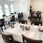 ヴァッカロッサ - 内観　純白の店内