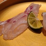 鮨 さかい - ⑤真鯛(福岡県姪浜産、3.5kg、朝〆)
      九州は産卵が早く回復期で脂のりも良い。
      朝〆のコリコリとした食感を楽しむ仕上げ、寝かせが短い時間なので甘みや旨みを語る仕込みとは異なります。