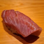 鮨 さかい - ⑰本鮪大トロ(宮城県塩釜産、93kg)
      青年の本鮪ですがサシの入り方は素晴らしい
      華やかですが軽やかでサッパリとした脂の旨み、口の中でネタが溶けと同時にシャリも解け、ネタと技術が渾然一体となっています