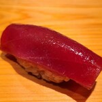 鮨 さかい - ⑮本鮪赤身ヅケ(鳥取県境産、83kg)
      日本近海の本鮪の産卵期は春～夏、旬は初秋～冬。
      軽くサシが入っていて状態が良く赤身独特の風味があり、軽めの漬けで酸味が程好く旨みはありますがサッパリしています。