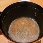 鮨 さかい - ㉑赤出汁(真鯛&牡丹海老の出汁)
      鮨さかいサンでは洗いで細かな血などを徹底的に取り除くそう。
      牡丹海老の旨みと香りに真鯛の上品な旨みが加わっており、良いコクと深みを感じます。