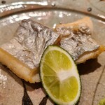 鮨 さかい - ⑨太刀魚(熊本県八代産)、薄米粉衣の揚げ物
      産卵期は春～秋、旬は秋～冬ですが、通年を通して脂がのっています。
      薄く米粉の衣を付け炙って脂を活性化させあり口腔内で旨みが拡がります