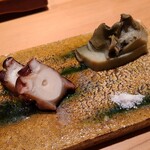 鮨 さかい - ③真蛸（福岡県志賀島産、雌）の桜煮
      産卵期は初夏～初秋、1度目の旬は包卵する雌が主役、寿命1年
      
      ④蒸し黒鮑(佐賀県唐津産)
      黒鮑の産卵期は秋～冬、旬は初夏～夏