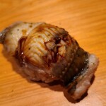 鮨 さかい - ㉕煮穴子(長崎県対馬列島産)
      産卵期は初夏～初秋、旬は夏～秋
      旬真っ只中で脂がのり味わいが深い
      ふわふわと軟らかく、口の中に入れた瞬間にシャリがほどけます
      一気に拡がる旨み、ツメも濃過ぎず軽やかな後味